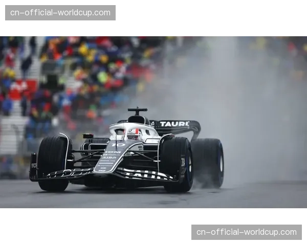 特写：迈阿密F1大奖赛练习赛，周冠宇赛车故障引发红旗